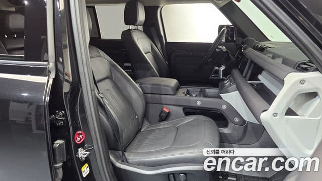 Land Rover Defender 2022 — Photo 13/35