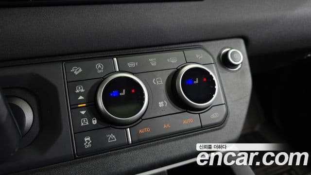 Land Rover Defender 2022 — Photo 34/35
