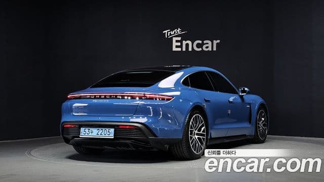Porsche Taycan 2021 — ფოტო 13/36
