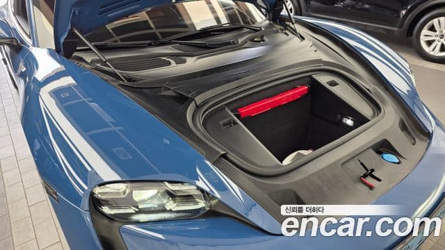 Porsche Taycan 2021 — ფოტო 12/36