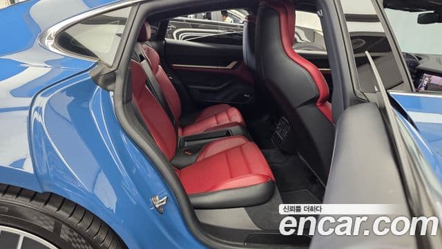 Porsche Taycan 2021 — ფოტო 16/36