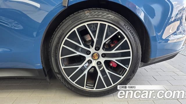 Porsche Taycan 2021 — ფოტო 21/36