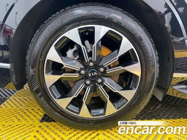 Kia Carnival 2021 — Фото 17/18