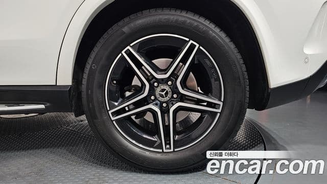 Mercedes-Benz GLE-Class 2021 — Photo 18/35