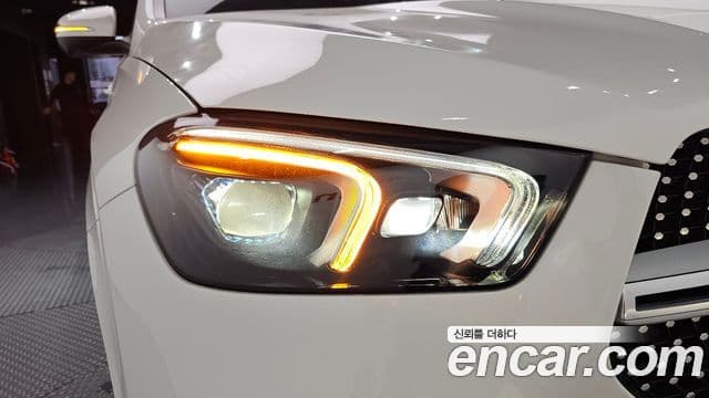 Mercedes-Benz GLE-Class 2021 — Photo 16/35