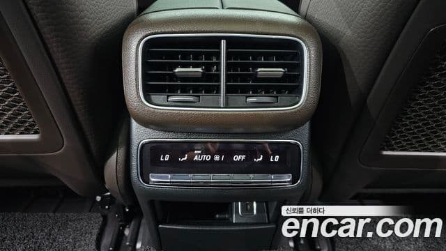Mercedes-Benz GLE-Class 2021 — Photo 7/35