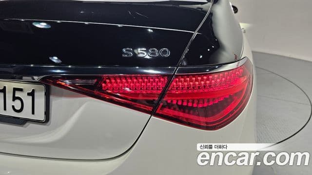 Mercedes-Benz S-Class 2021 — Photo 9/31
