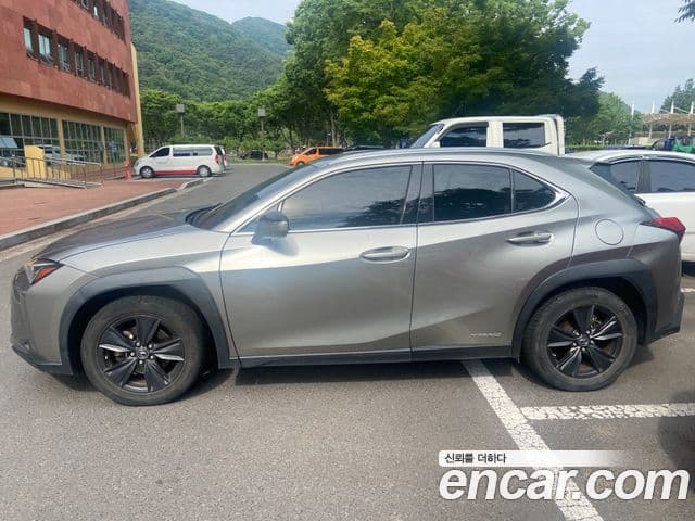 Lexus UX250h 2019 — Фото 1/11