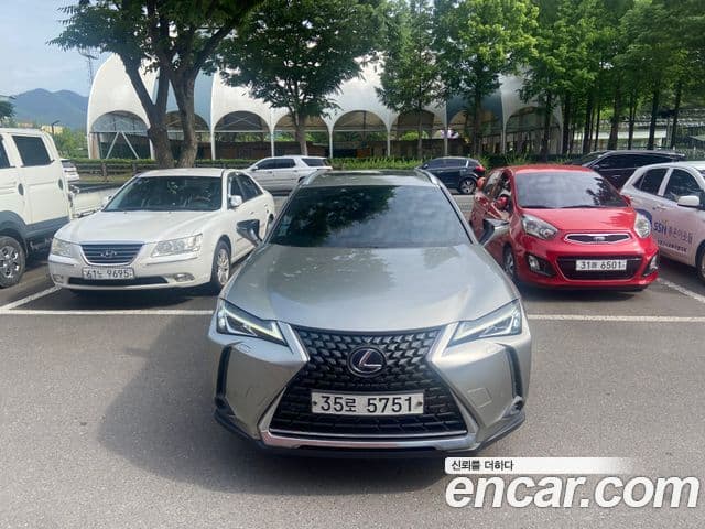 Lexus UX250h 2019 — Фото 2/11