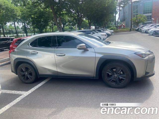 Lexus UX250h 2019 — Фото 9/11