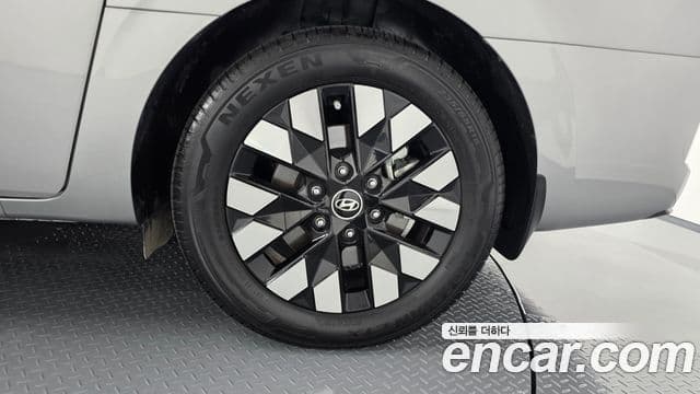 Hyundai Staria 2025 — Photo 32/33