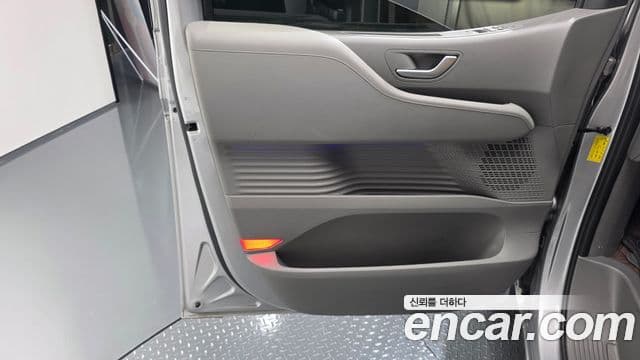 Hyundai Staria 2025 — Photo 17/33