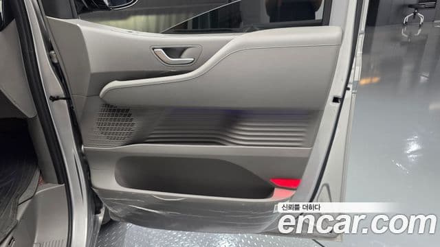 Hyundai Staria 2025 — Photo 19/33