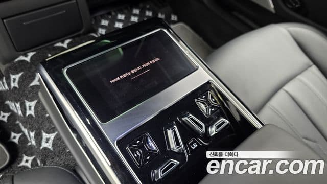 Audi A8 2021 — ფოტო 18/20