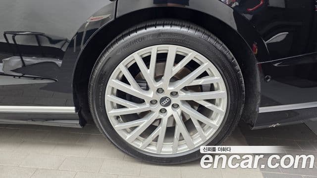 Audi A8 2021 — ფოტო 27/36