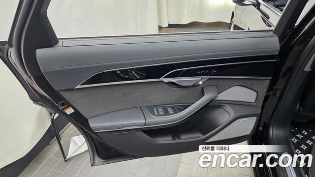 Audi A8 2021 — ფოტო 13/36