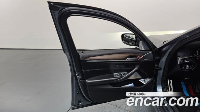 BMW 5 Series 2018 — Şəkil 10/36