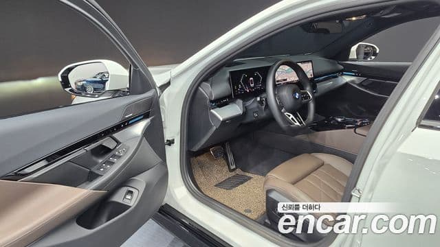 BMW 5 Series 2023 — Şəkil 10/20