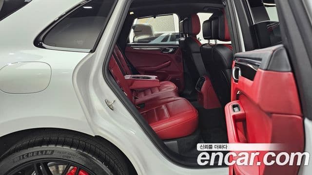 Porsche Macan 2023 — ფოტო 11/20