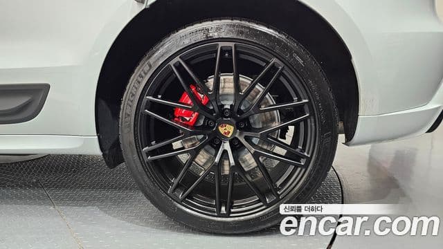 Porsche Macan 2023 — Photo 30/35
