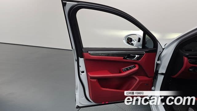 Porsche Macan 2023 — Photo 18/35