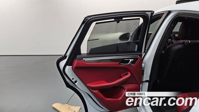 Porsche Macan 2023 — Photo 13/35