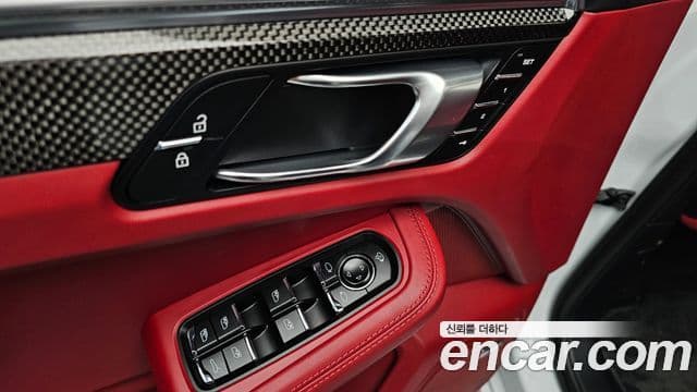 Porsche Macan 2023 — Photo 33/35