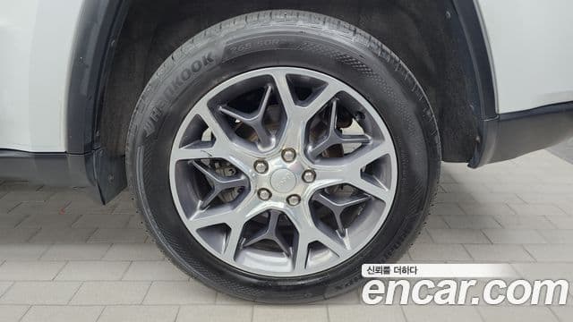 Jeep Grand Cherokee 2019 — Şəkil 28/34
