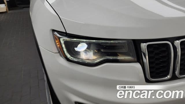 Jeep Grand Cherokee 2019 — Şəkil 26/34