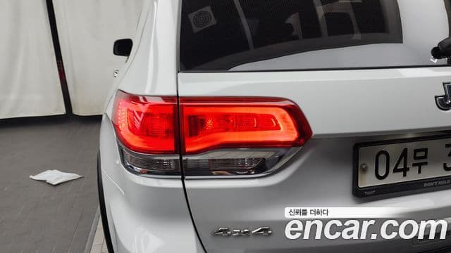 Jeep Grand Cherokee 2019 — Şəkil 13/34