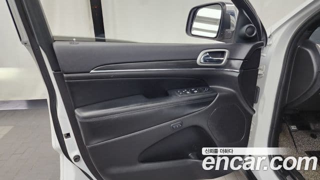 Jeep Grand Cherokee 2019 — Şəkil 21/34