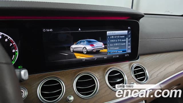 Mercedes-Benz E-Class 2019 — ფოტო 16/20