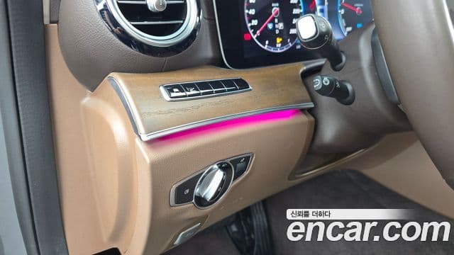 Mercedes-Benz E-Class 2019 — ფოტო 17/20