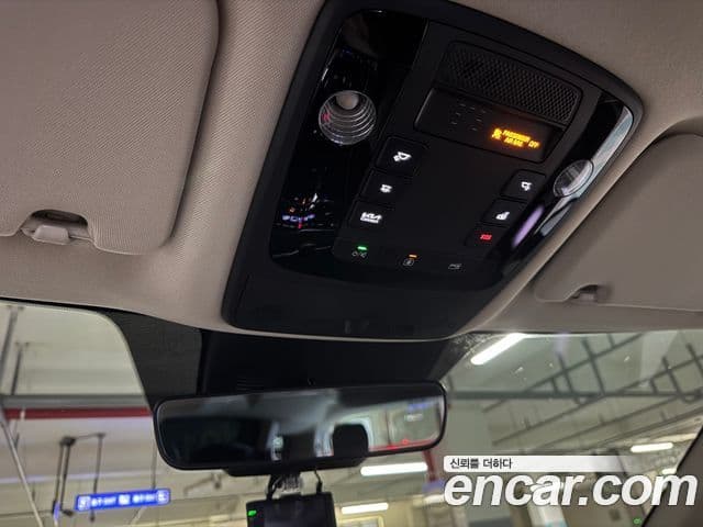 Kia Carnival 2021 — ფოტო 18/20