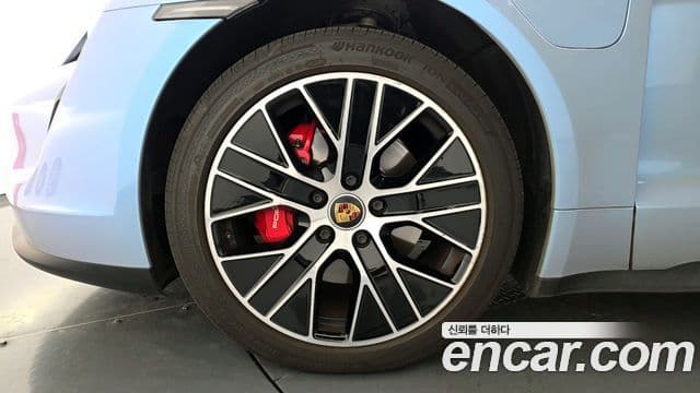 Porsche Taycan 2021 — Photo 2/20