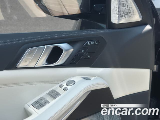 BMW X7 2021 — ფოტო 15/20