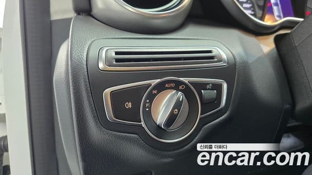 Mercedes-Benz C-Class 2019 — Şəkil 19/20