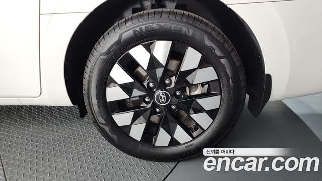 Hyundai Staria 2025 — Photo 14/35