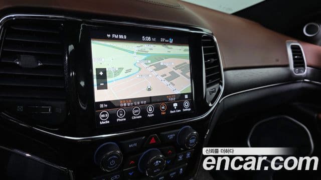 Jeep Grand Cherokee 2021 — Şəkil 14/20