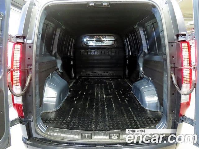 Hyundai Staria 2023 — ფოტო 17/19