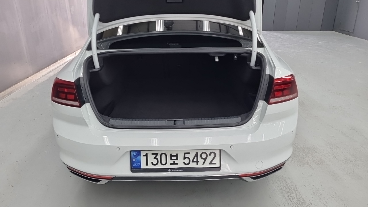 Volkswagen Passat GT 2021 — Şəkil 16/18