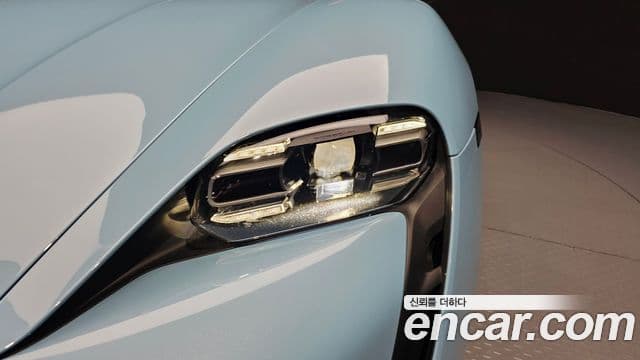 Porsche Taycan 2023 — Şəkil 21/35