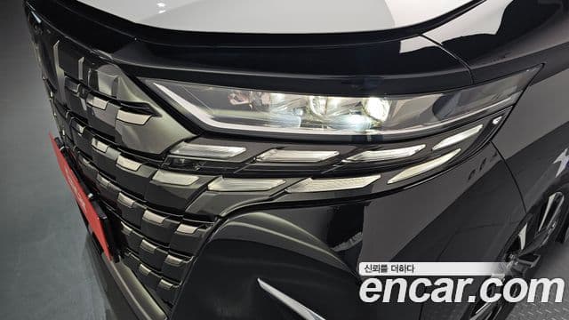 Toyota Alphard 2023 — Photo 29/36