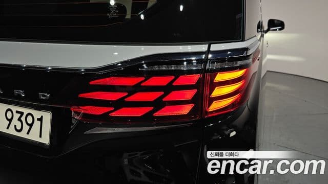 Toyota Alphard 2023 — Photo 8/36