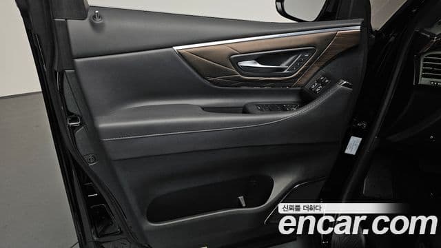Toyota Alphard 2023 — Photo 5/36