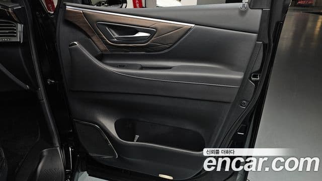 Toyota Alphard 2023 — Photo 27/36