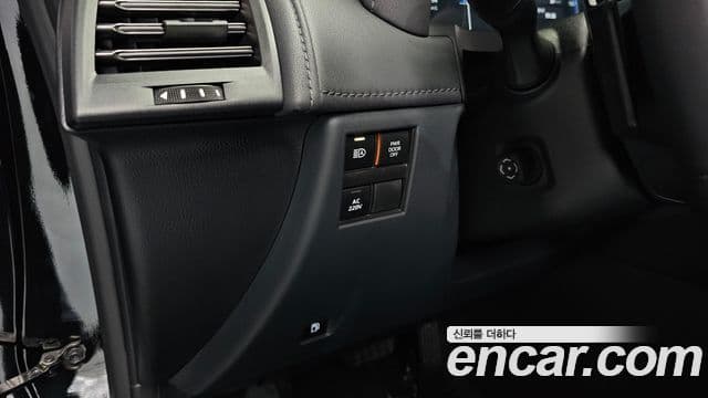 Toyota Alphard 2023 — Photo 35/36
