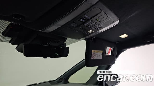 Toyota Alphard 2023 — Photo 9/36