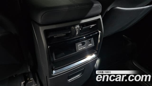 Toyota Alphard 2023 — Photo 26/36