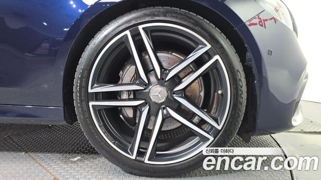Mercedes-Benz E-Class 2018 — ფოტო 17/20